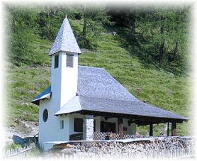 Vrcholek Schlicker Alm s kapličkou