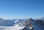 Oblast Stubai a zasněžené vrcholky hor